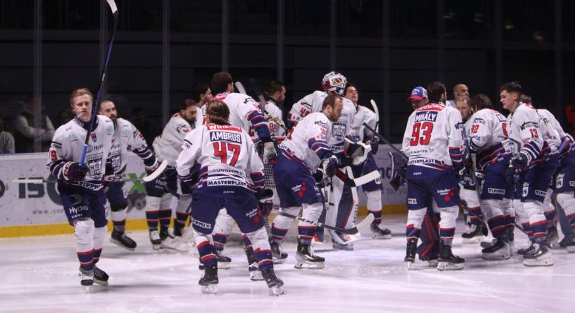 A Fehérvár AV19 közönségkedvence a következő idényben is Volán mezben játszik