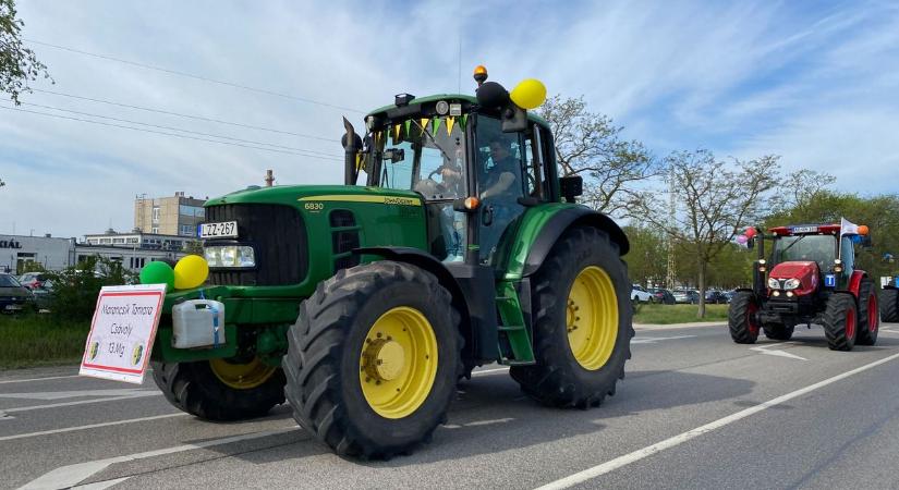 Baján még a ballagás is másként zajlik: traktoros felvonulással búcsúztak a végzősök  fotók videó