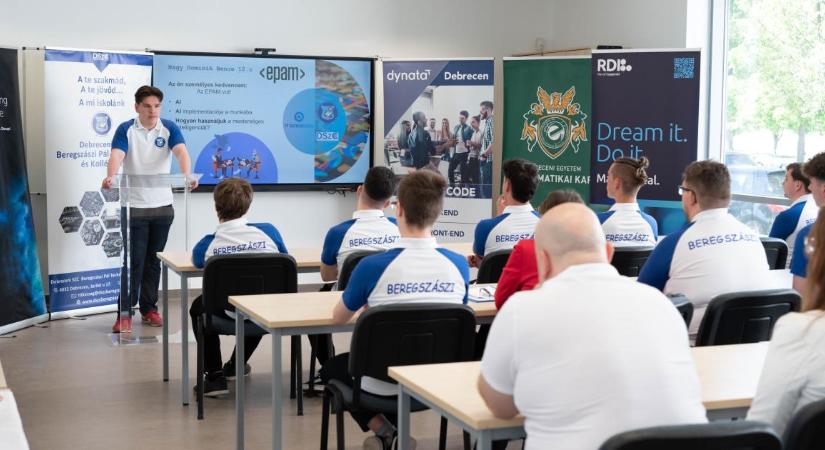 Sikeres mentorprogram: behatóbban megismerkedtek az informatika világával a debreceni diákok – videóval