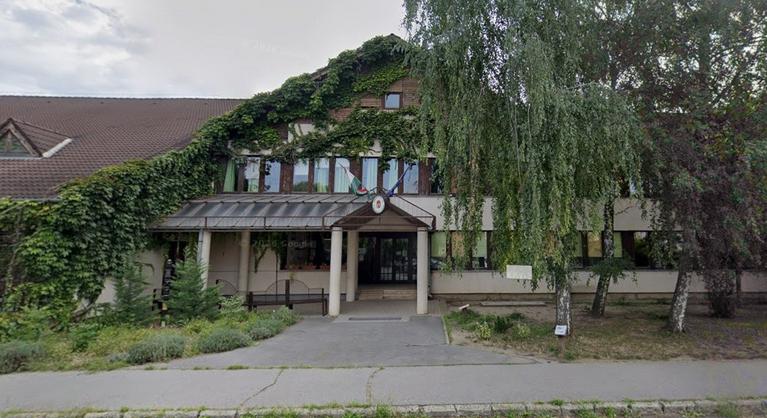 Súlyos vádakat fogalmaztak meg egy kecskeméti hitoktató pap ellen