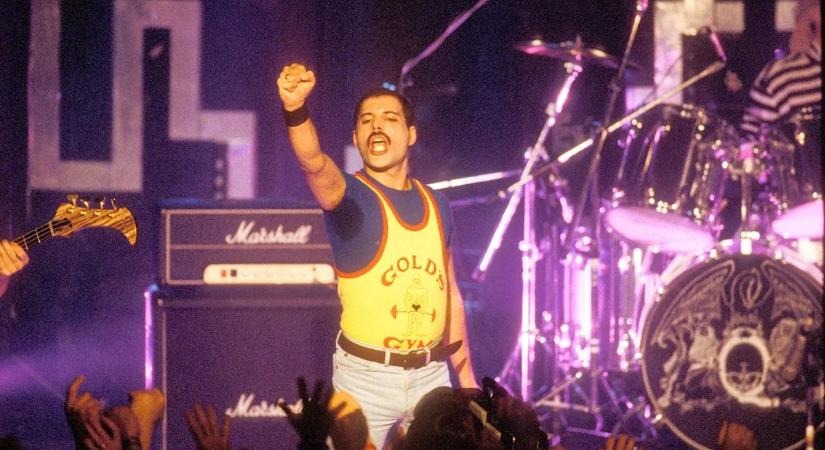 Testközelből láthatod Freddie Mercury Live Aid-en viselt trikóját: Kiállítás nyílt a Magyar Zene Házában