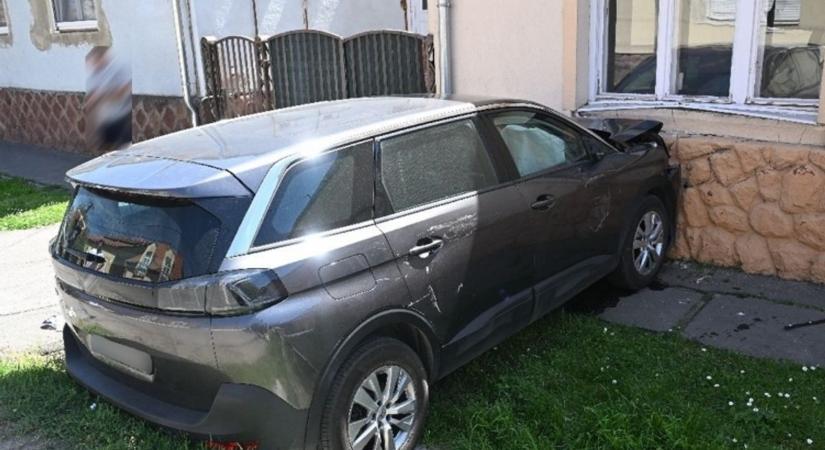 Rálépett a gázra az ölben tartott kisfiú, frontálisan csapódtak a szomszéd házának – furcsa baleset történt Kaposváron