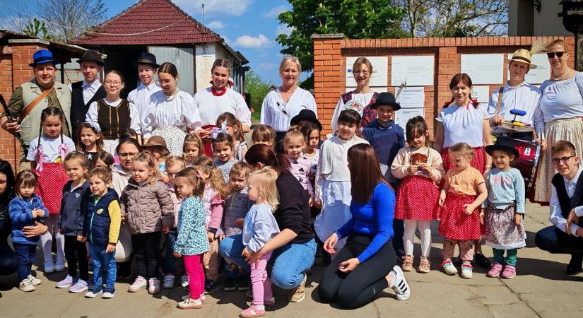 Népviseletben vonultak végig Csanádalberti utcáin, hagyomány is születhet belőle