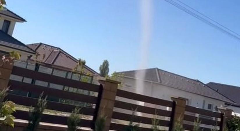 „Minitornádó” pörgött Kecskeméten: látványos porördögöt kaptak lencsevégre