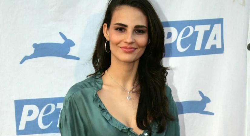 A szupermodell Fernanda Tavares csodás melleket és extrán hosszú lábakat villant – brutálisan szexi galéria