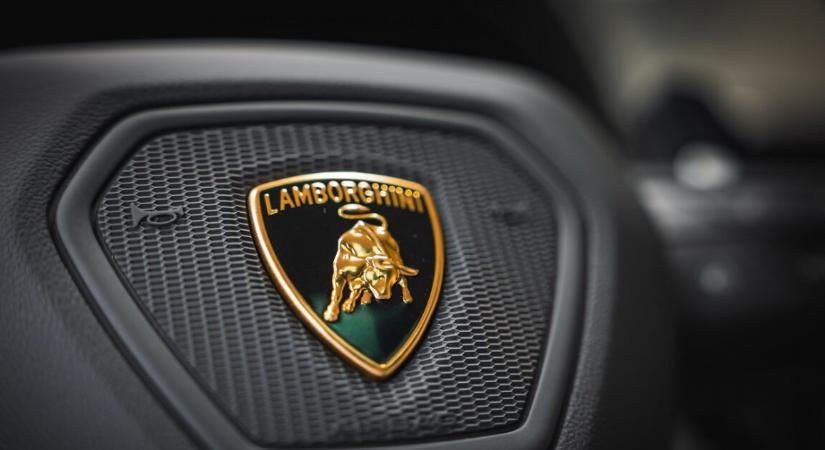 Szürreális baleset történt egy Lamborghinivel – videón az incidens