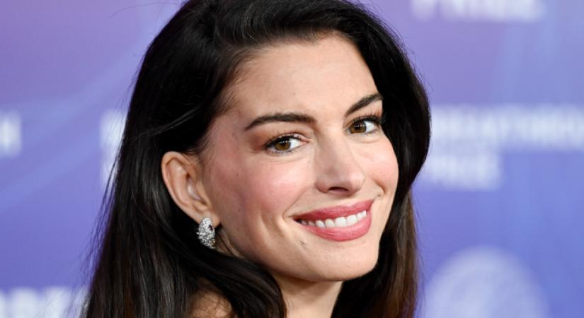 Anne Hathaway felvette a leggyönyörűbb kabátruhát, amit valaha láttunk