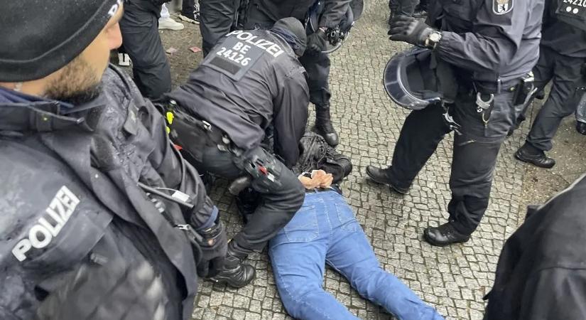 Bíróság előtt az izraeli fegyvergyár megtámadói – súlyos ítélet jöhet Németországban – videó