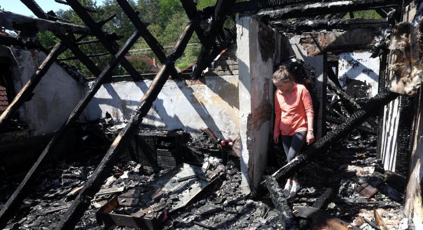 Percek alatt leégett az otthonuk, rengetegen összefogtak a háromgyermekes szennai családért