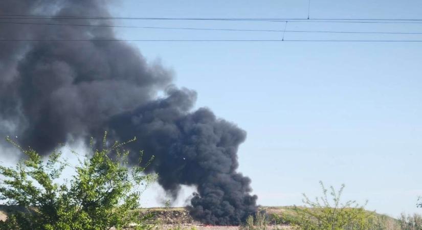 Hatalmas füstoszlop emelkedett a magasba Debrecennél, kiderült, mi ég a város határában – fotókkal