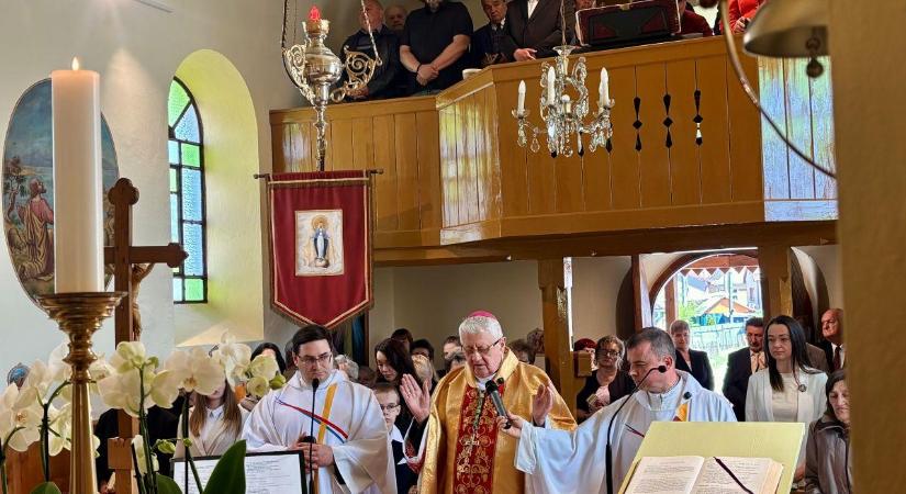 Új oltárt és ambót szenteltek Dobfenek településen