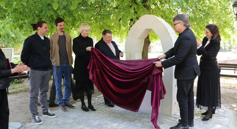 Miniszobor az ungvári unió emlékére a megyeszékhely várának udvarán