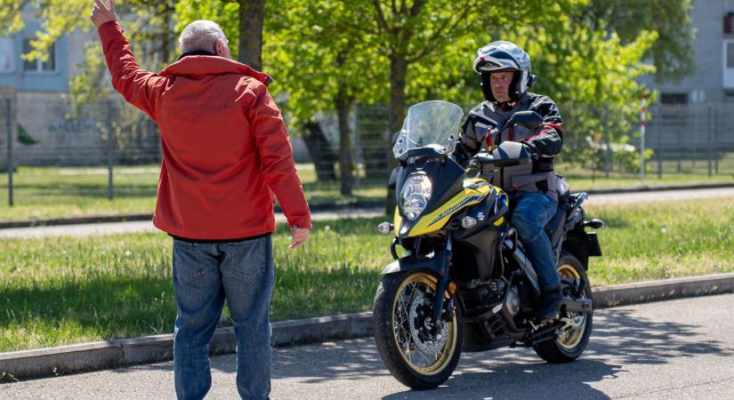 Harc a motoros tragédiák ellen: A 1119-es út árnyékában gyakoroltak a vármegye motorosai