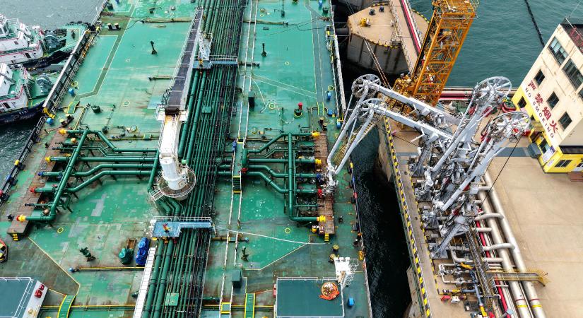 Peking messziről figyeli az iráni háborút, és készül learatni abból a hasznot