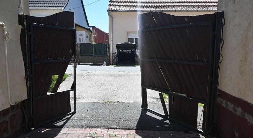 Óriási felelőtlenség: álló autó gázpedáljára lépett a kisfiú, áttörte a kaput és a szemközti házba csapódott (FOTÓK)