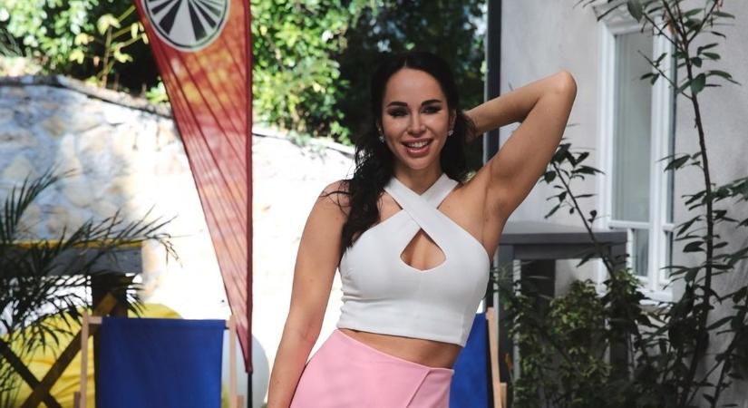 „Ezennel megindítottuk a szezont” – Sáfrány Emese tűzpiros bikiniben csobbant