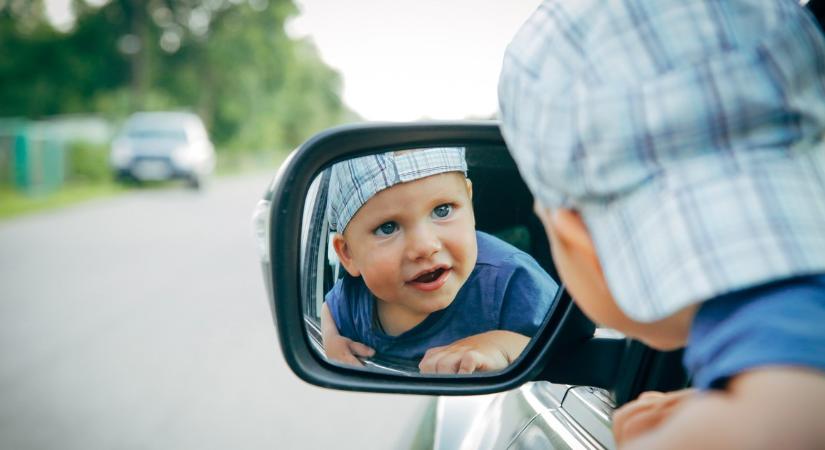 Gyerekkel az ölében ült a nő a kormány mögé, a gyerek rátaposott a gázra, falnak ütköztek