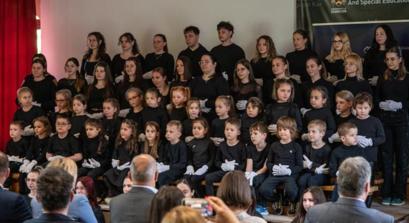 A robotok le tudják kötni az autizmussal élő gyermekek figyelmét?