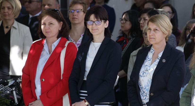 Az Órajátéknál köszöntötték a végzős diákok osztályfőnökeit (galéria, videó)