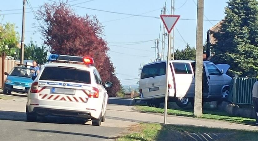 Brutális karambol után kerítésnek csapódott egy kisbusz Maglódon – fotó