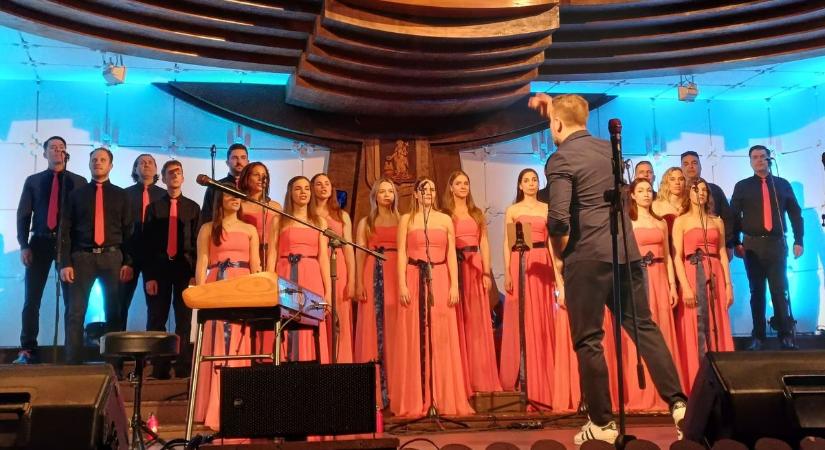 Berkes Dániel előtt is tisztelgett a VoiSingers, állva tapsolt Zalaegerszeg közönsége