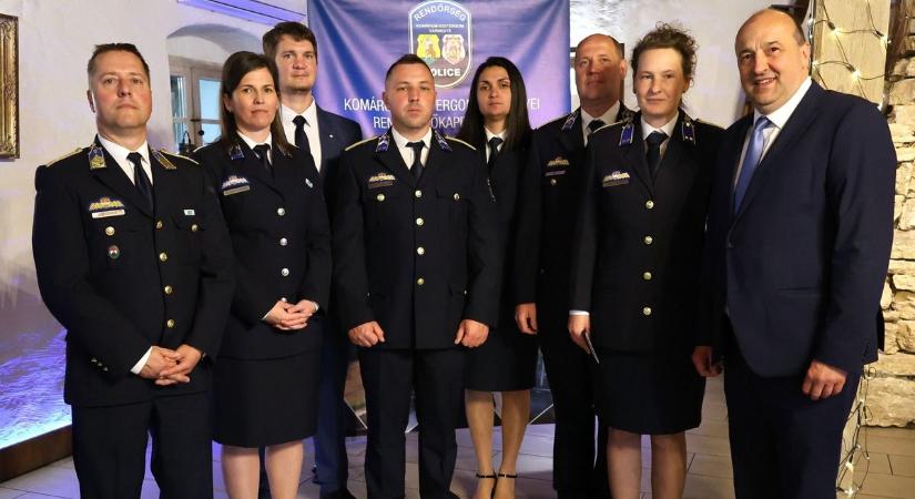 Ők öten Komárom büszkeségei: kiváló rendőröket ünnepelt a város