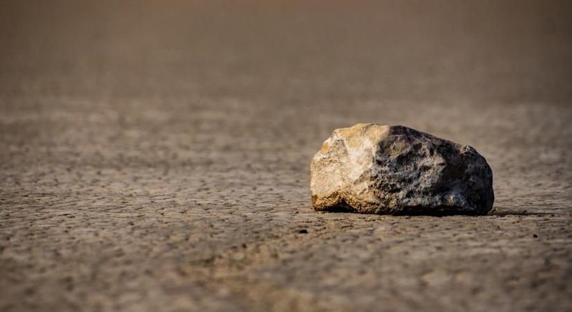 Titokzatos erők mozgatják a Halál-völgy vándorló köveit: több száz méteres nyomot hagynak a sivatagban