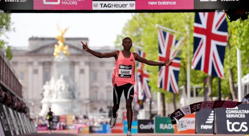 Gyerekként még elbújt, nehogy versenyeznie kelljen, most övé lett a maraton korszakos világrekordja