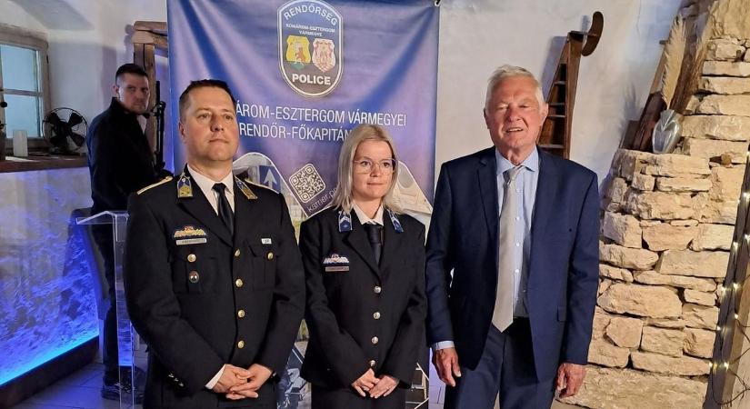 Kiderült, ki lett Ács legkiemelkedőbb rendőre: megható gesztussal mondott köszönetet Ács polgármestere