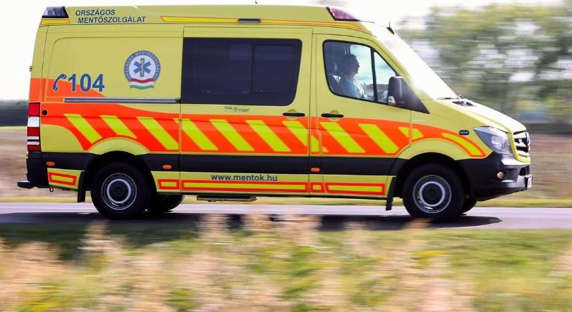 Égő roncs az árokban: súlyos baleset történt a 3-as főúton