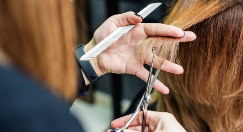 Meg akart szabadulni a hosszú hajától a nő: a fodrász után eleredtek a könnyei