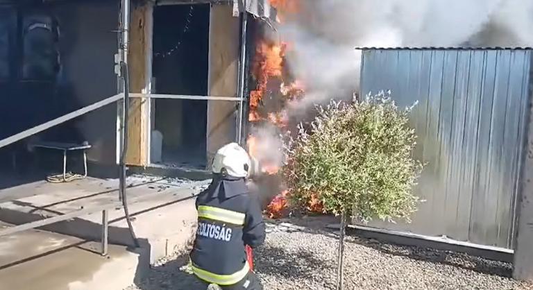 Látványos videót közölt a Katasztrófavédelem, ahogy egy teljes terjedelemben égő házat oltanak Gyömrőn