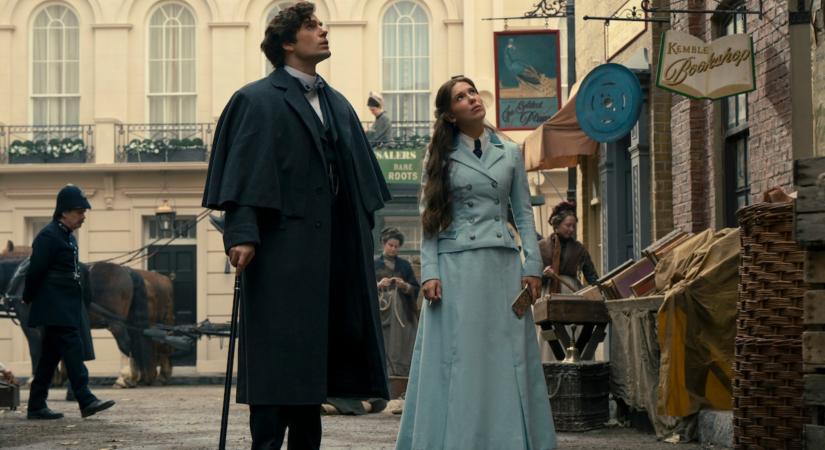 A pontos premierdátummal együtt befutottak az Enola Holmes 3. első hivatalos képei, amelyek szerint Millie Bobby Brown hősnője már házasodni fog