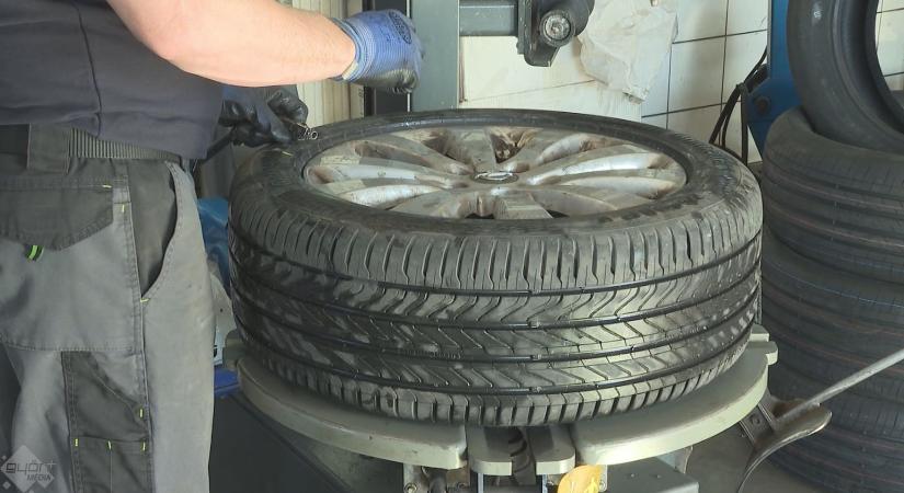 Mostantól csak nyári gumival érdemes autózni