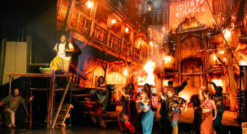 200 tonnás díszlet helyett néhány raklappal varázsoltak a Debreceni Egyetem hallgatói