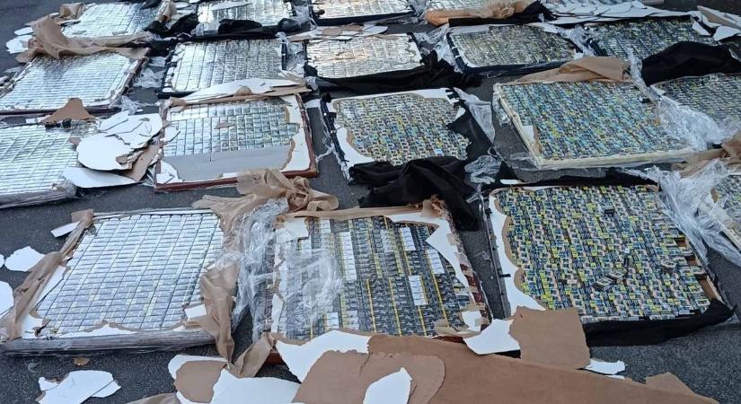 Nem alvásra készült: cigivel kitömött ágytámlákat foglaltak le az M1-esen