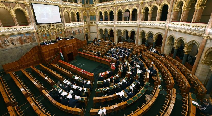 Összeállt a Fidesz–KDNP 52 fős frakciója, Bács-Kiskun vármegyei politikusok is beülnek a patkóba