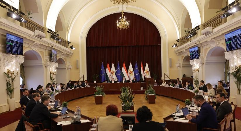 Földrengés a Fővárosi Közgyűlésben: összeférhetetlenség miatt kell távoznia a képviselőknek