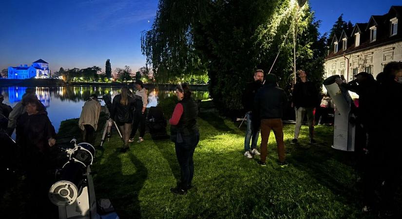 Mindenki az eget kémlelte szombat este: a Jupiter és holdjai ragyogtak a tatai malom felett