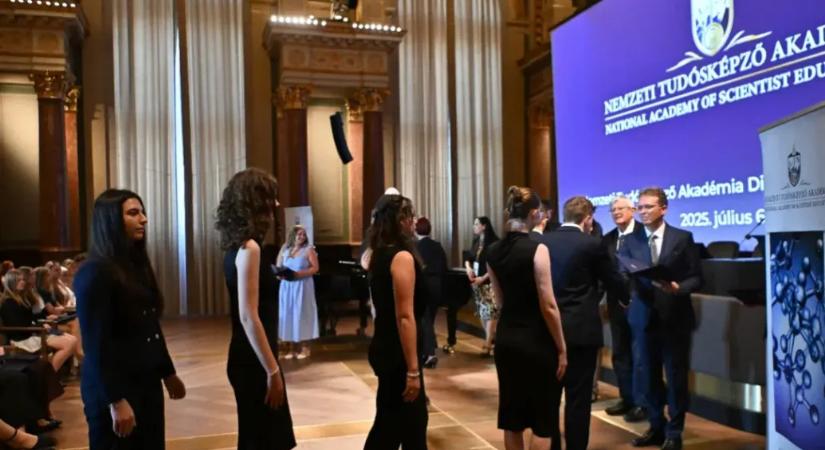 A Fiatal Kutatók Akadémiája nyílt állásfoglalásban állt ki a Nemzeti Tudósképző Akadémia mellett