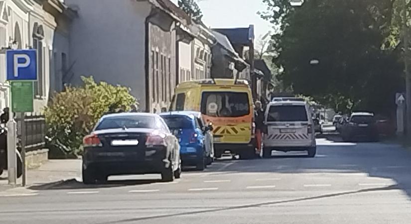 Mentőt kellett hívni egy hajléktalanhoz Debrecen belvárosában