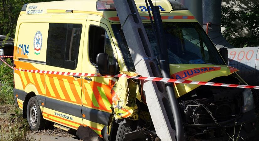 Megkülönböztető jelzést használó mentő szenvedett balesetet Újpesten