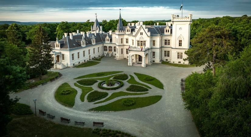 Rossz hír: keddtől bezár Magyarország egyik legszebb kastélya, csak találgatják az okait – megvan a dátum, mikor nyit újra