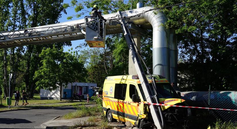 Rémálom az Elem utcában: mentőautó karambolozott Újpesten