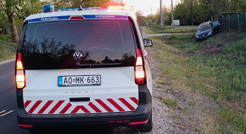 Árokba sodródott az autó, egy embert a mentők szállítottak kórházba  fotók, videó