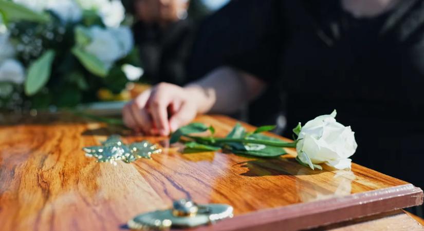 Furcsa lé folyt ki az ajtó alatt: a temetkezési vállalkozó 189 testet hagyott szabadon