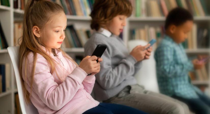 A hazai iskolákban is betiltják a mobiltelefon használatát?