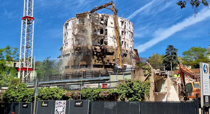 Így pusztítják el a Körszállót – Videó