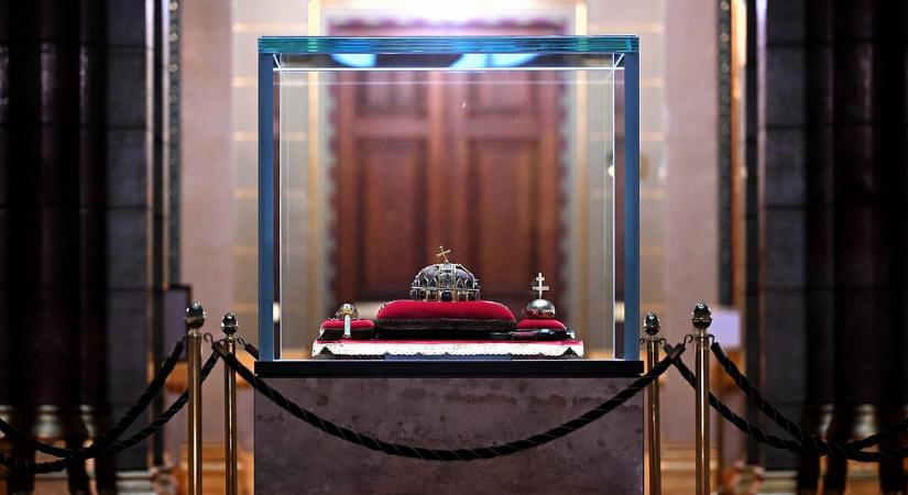 A Szent Korona Testület nem ment bele, hogy a Szent Koronát a plenáris ülésterembe vigyék a képviselők eskütételére