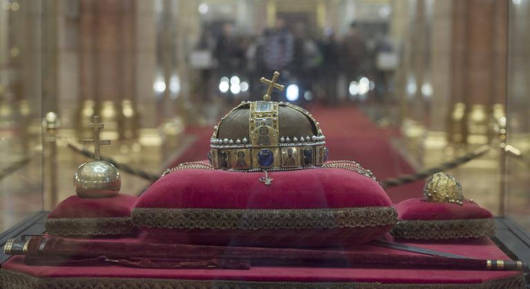 Elbukott a javaslat, nem kerül a Szent Korona a plenáris terembe